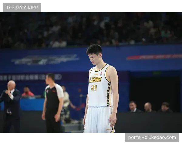 阿不都沙拉木赛后拥抱胡金秋：真正的战士，希望他无大碍