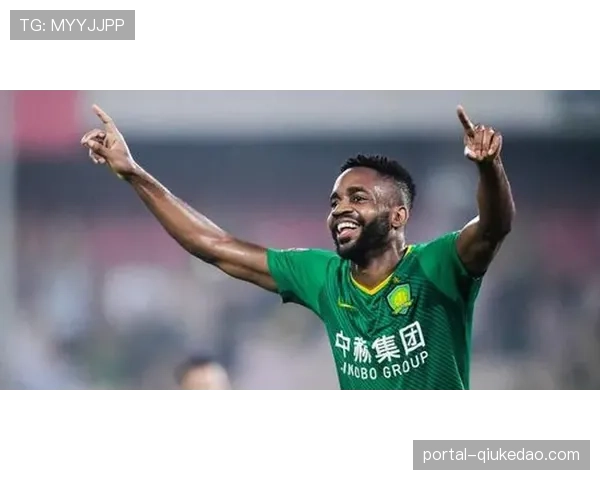 特写：赛后更衣室里，马克西将比赛用球送给得到生涯首分的队友